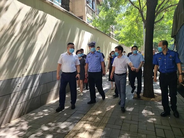 西安市委文明辦一行深入陜煤建設澄合分公司十一項目部背街小巷改造項目開展文明城市創(chuàng)建督導