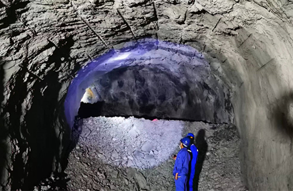 陜煤建設(shè)礦建三公司黑溝主溜井水平車場直巷與彎道段精準(zhǔn)貫通