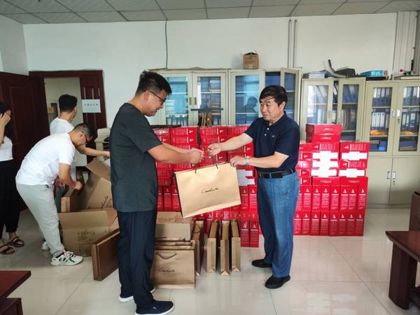 月餅送祝福，情意滿(mǎn)中秋