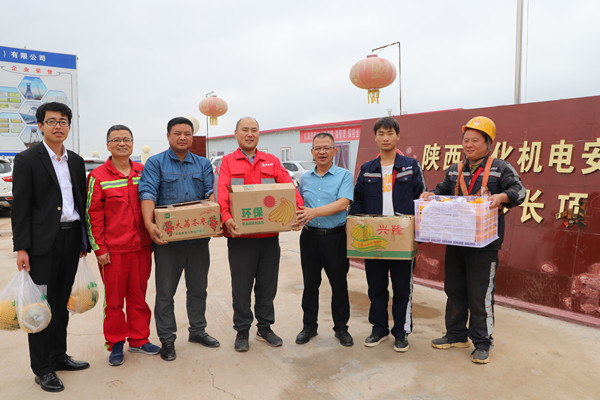 情系一線(xiàn)鼓干勁   月滿(mǎn)中秋不孤單