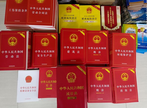 陜煤建設天工公司法律讀本進工地 員工點贊“大禮包”