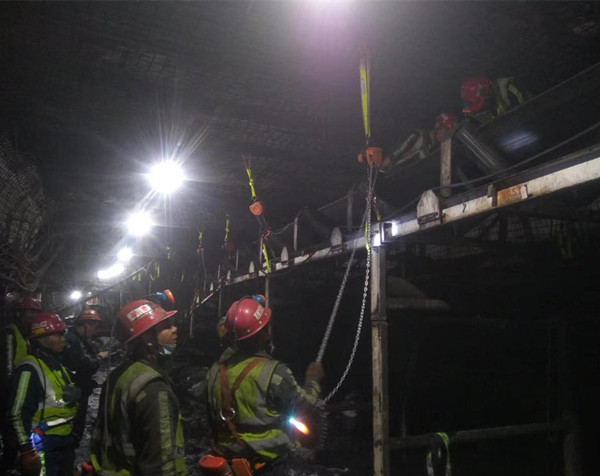 陜煤建設(shè)機(jī)電安裝公司小保當(dāng)項(xiàng)目部奮戰(zhàn)36小時(shí)完成改造任務(wù)