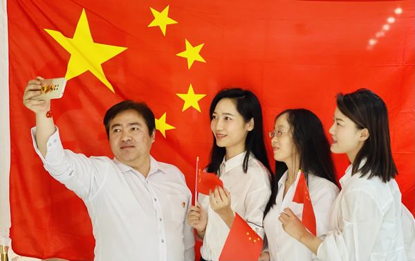 陜煤建設項目開發(fā)公司：“與國旗合影，身披榮光 ”