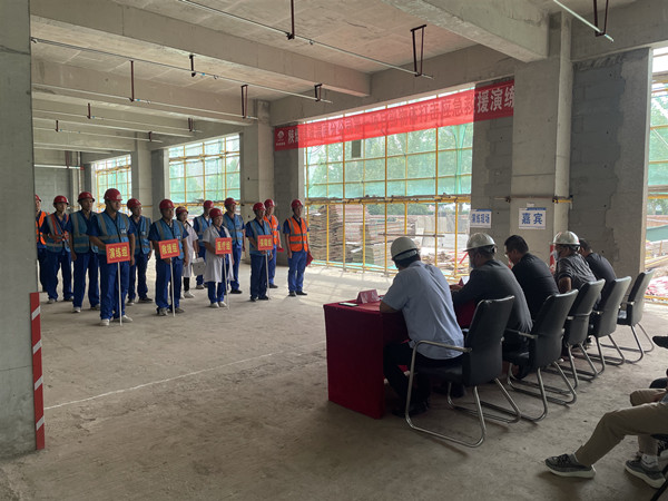 陜煤建設(shè)渭南分公司第一項目部物體打擊應(yīng)急演練在啟航A、B座項目工地展開