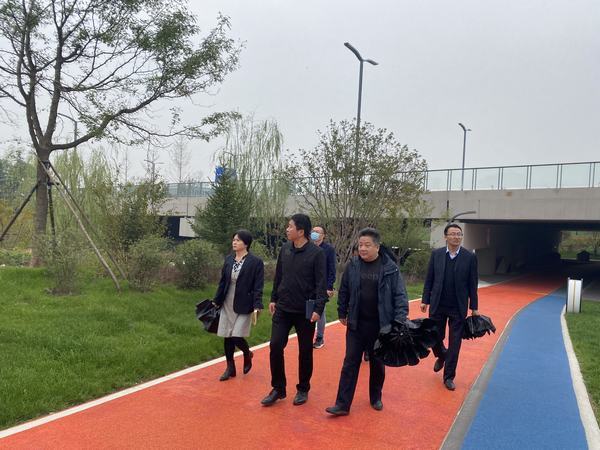 空港新城管委會開發(fā)建設部蒞臨中心公園調研指導工作