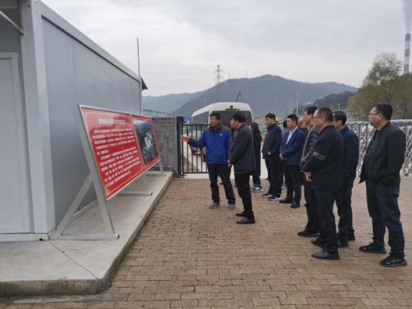 黃陵縣政協(xié)主席朱小虎一行蒞臨黃陵年產(chǎn)40萬立方煤矸石制陶粒項目進行調研指導