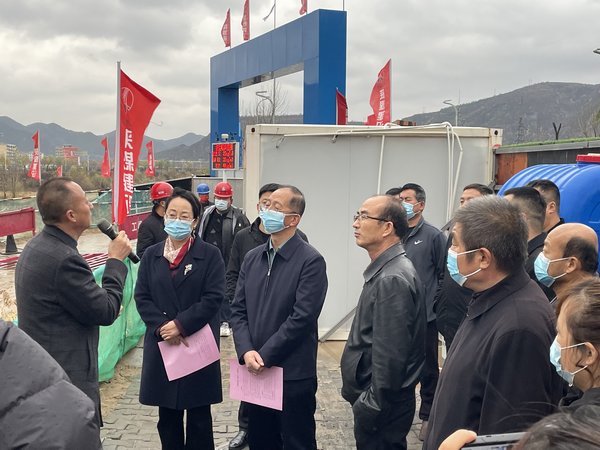 綏德縣副縣長萬雁一行蒞臨陜煤建設路橋分公司綏德縣第二凈水廠項目檢查指導工作