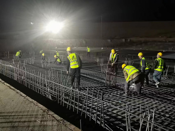 陜煤建設漢中分公司龍鋼一次料場項目首個大體積混凝土底板順利澆筑完成