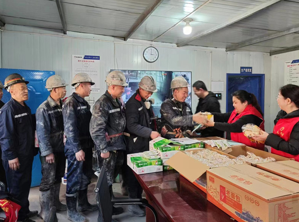 陜煤建設(shè)礦建三公司：當(dāng)“三八節(jié)”遇上“雷鋒日”，綻放最美志愿紅