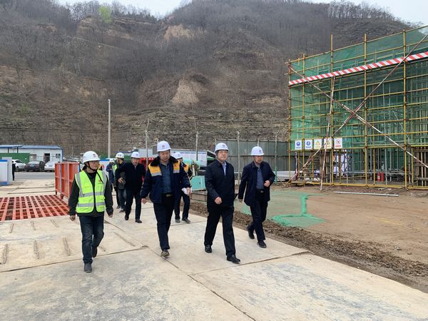 陜西彬長集團有限公司董事長、黨委書記一行蒞臨陜煤建設天工公司承建的儲煤倉工地檢查指導工作