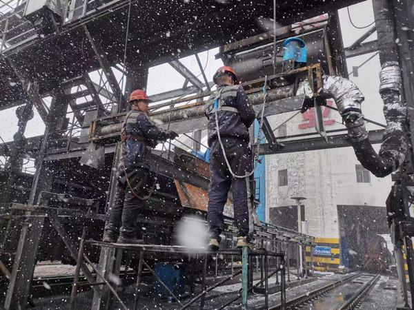 陜煤建設(shè)洗選煤運營公司檸條塔運營項目部：“斷崖式”降溫，工人“白頭”力保生產(chǎn)