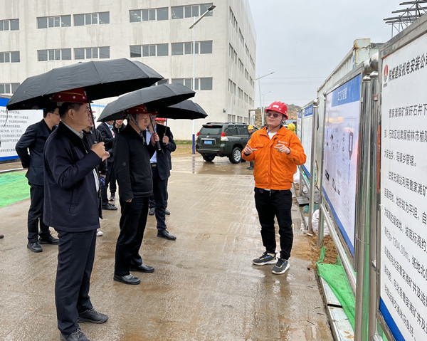 榆林市副市長王華勝蒞臨陜煤建設機電安裝公司施工現場進行環(huán)保調研