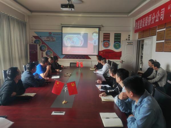 陜煤建設(shè)路橋分公司靖神鐵路項(xiàng)目部組織開(kāi)展“5.12”防災(zāi)減災(zāi)科普宣傳活動(dòng)