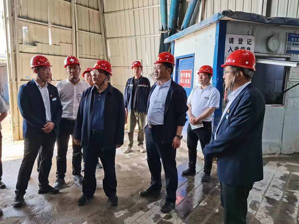 陜煤股份有限公司常務副總經理李孝波、彬長礦業(yè)有限公司總經理焦小年蒞臨陜煤建設礦建二公司第一項目部檢查指導工作