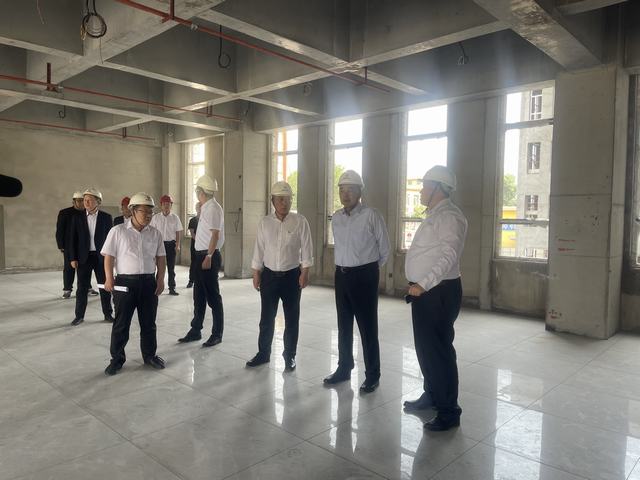 陜西陜煤韓城礦業(yè)有限公司黨委書記、董事長張維新蒞臨陜煤建設韓城分公司下峪口煤礦調度指揮綜合辦公樓工程檢查指導工作