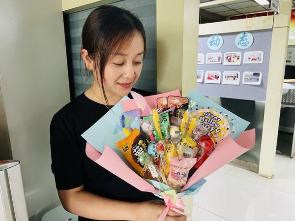 陜煤建設(shè)礦建二公司開(kāi)展“巧手制花束 開(kāi)心過(guò)六一”主題活動(dòng)