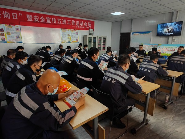 陜煤建設(shè)洗選煤運(yùn)營(yíng)公司紅柳林洗煤廠項(xiàng)目部 ：開展“安全宣傳咨詢?nèi)铡濒摺拔暹M(jìn)”活動(dòng)