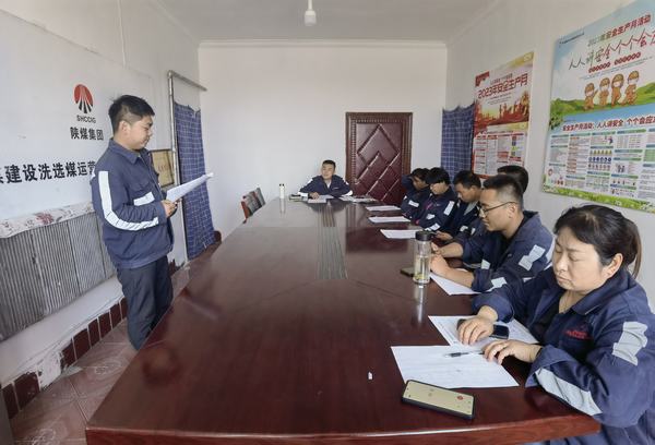 陜煤建設洗選煤運營公司第七項目部：拒三違遵章保安全，寄思念家書報平安