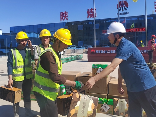 榆林市住房和城鄉(xiāng)建設(shè)局統(tǒng)建代建中心主任李宏一行蒞臨陜煤建設(shè)直屬第七項目部檢查慰問