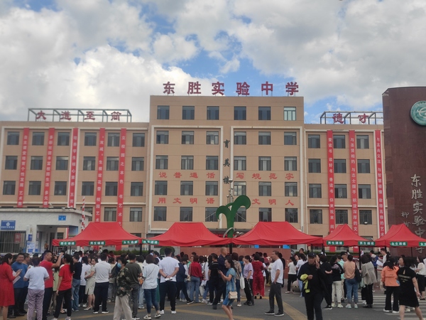 陜煤建設(shè)銅煤公司第五項(xiàng)目部開(kāi)展“助力中考，愛(ài)心送水”志愿服務(wù)活動(dòng)