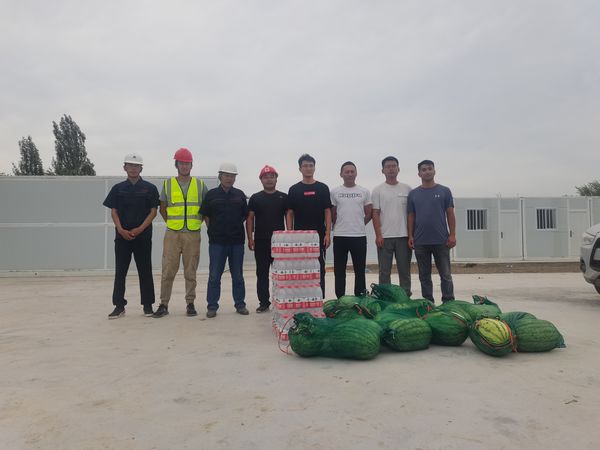 伊寧聯(lián)創(chuàng)集團(tuán)組織部長(zhǎng)謝輝蒞臨伊犁州伊寧市煤炭?jī)?chǔ)運(yùn)中心基地建設(shè)項(xiàng)目開展“送清涼”慰問