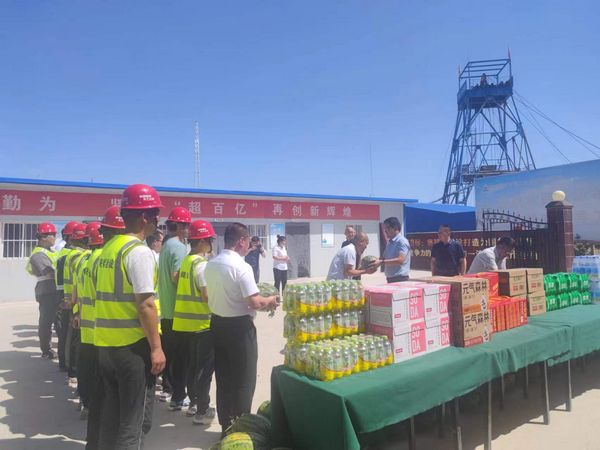 陜西彬長(zhǎng)文家坡礦業(yè)董事長(zhǎng)徐景果深入施工一線慰問職工