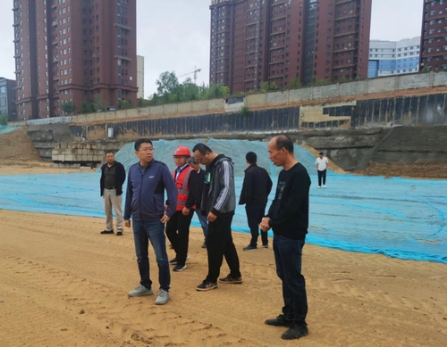 榆林市城市投資房地產(chǎn)開(kāi)發(fā)有限公司執(zhí)行董事、總經(jīng)理徐鯤一行蒞臨榆溪圣境項(xiàng)目檢查指導(dǎo)工作