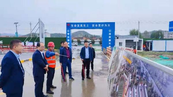 陜煤集團(tuán)紀(jì)檢監(jiān)察三室主任楊勝利、鄉(xiāng)村振興辦副主任楊偉一行到陜煤建設(shè)天工公司承建的漢陰實(shí)驗(yàn)中學(xué)項(xiàng)目檢查指導(dǎo)工作