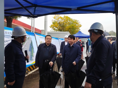 榆林市委副書(shū)記、市長(zhǎng)張勝利一行蒞臨陜煤建設(shè)承建的上郡北路道路綜合整治提升項(xiàng)目觀摩指導(dǎo)工作