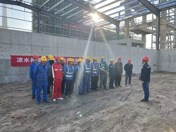 陜煤建設(shè)機電安裝公司涼水井項目部開展高處墜落演練活動