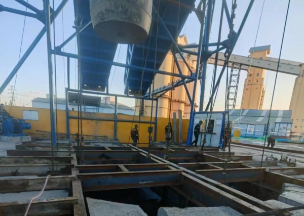 陜煤建設(shè)礦建三公司袁大灘礦二號(hào)回風(fēng)立井封口盤、吊盤安裝順利完成