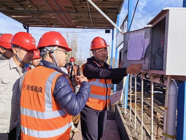 陜煤建設天工公司新疆第一項目部開展“小問題、大隱患、堵漏洞、保安全”活動