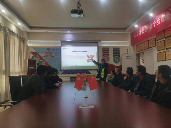 陜煤建設(shè)路橋分公司靖神鐵路項目部開展“文明交通，你我同行”全國交通安全日活動