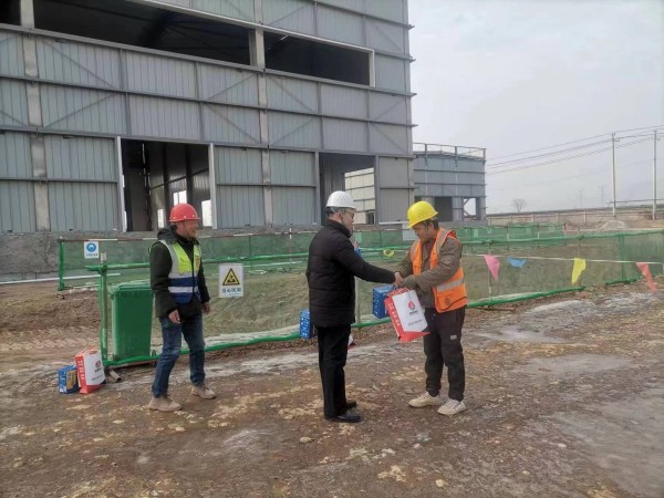 陜煤建設(shè)咸陽(yáng)分公司第二項(xiàng)目部：元旦送溫暖 慰問(wèn)進(jìn)基層