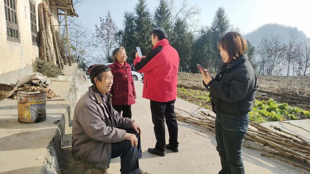 陜煤建設(shè)駐村工作隊(duì)開(kāi)展養(yǎng)老待遇領(lǐng)取資格認(rèn)證志愿服務(wù)