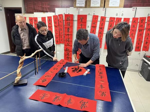 陜煤建設(shè)礦建二公司開展“翰墨飄香 迎新春 寫春聯(lián) 送祝?！被顒?dòng)