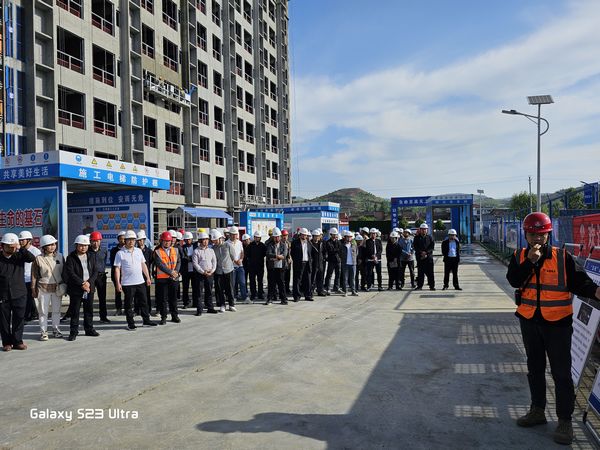 漢陰縣建設(shè)局在漢陰縣實驗中學二期建設(shè)工程項目施工現(xiàn)場組織觀摩交流