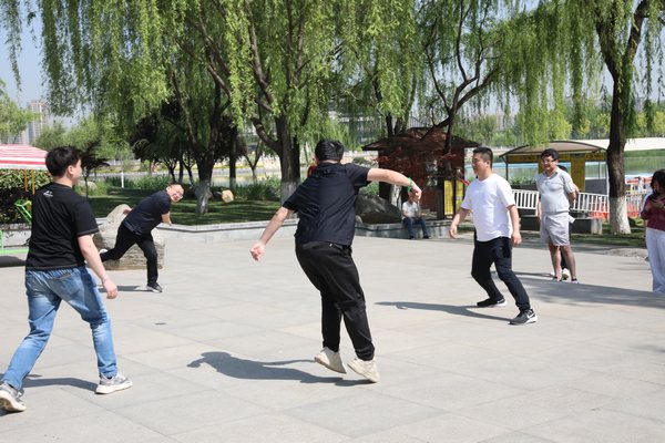 陜煤建設路橋分公司舉辦“迎五一、鼓干勁、促團結”懷舊嘉年華趣味活動