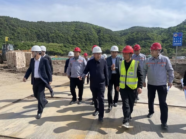 陜煤集團副總經(jīng)理杜平一行蒞臨黃陵礦業(yè)店頭電廠二期2×1000MW機組擴建項目主廠房樁基項目檢查指導(dǎo)工作