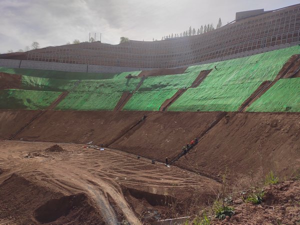 陜煤建設(shè)路橋分公司文家坡礦風(fēng)井場(chǎng)地山體滑坡災(zāi)害治理工程格構(gòu)梁施工圓滿完成