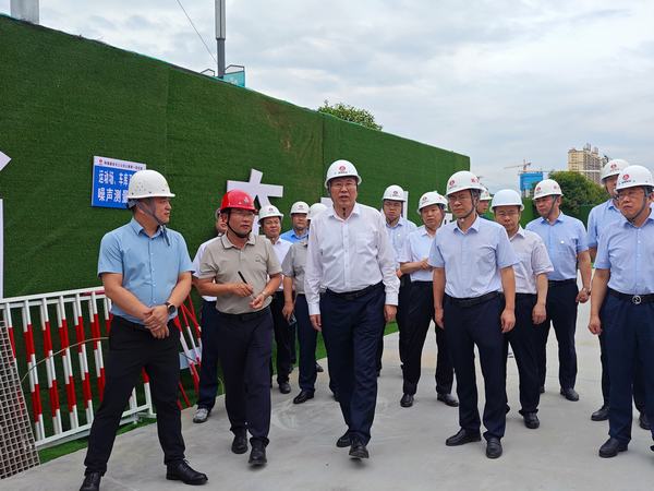 陜煤集團黨委副書記、思創(chuàng)高管院執(zhí)行院長張海泉一行蒞臨陜煤建設(shè)天工公司漢陰縣實驗中學二期項目指導調(diào)研