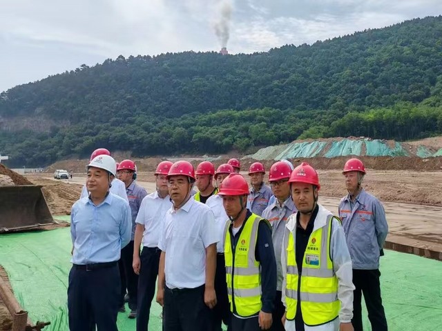 黃陵礦業(yè)領(lǐng)導趙小兵赴店頭電廠樁基項目工地檢查指導工作