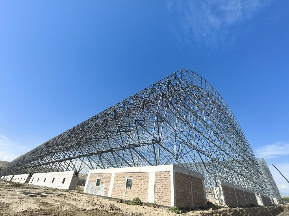 陜煤建設(shè)天工公司承建的伊寧市煤炭儲(chǔ)運(yùn)中心基地建設(shè)項(xiàng)目1#、2#儲(chǔ)煤棚順利合攏