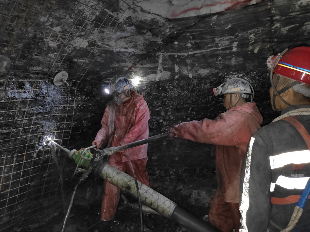 陜煤建設(shè)礦建三公司承建的貫屯煤礦西翼進(jìn)、回風(fēng)立井圓滿完成揭煤工作