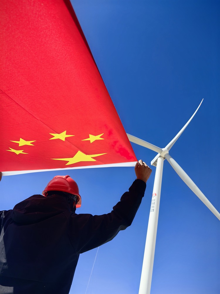 陜煤建設(shè)者與國旗合影，共筑強(qiáng)國夢