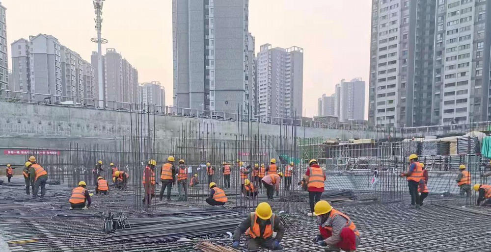 陜煤建設(shè)新龍城直屬項(xiàng)目部：國(guó)慶假日不打烊，熱火朝天忙生產(chǎn)