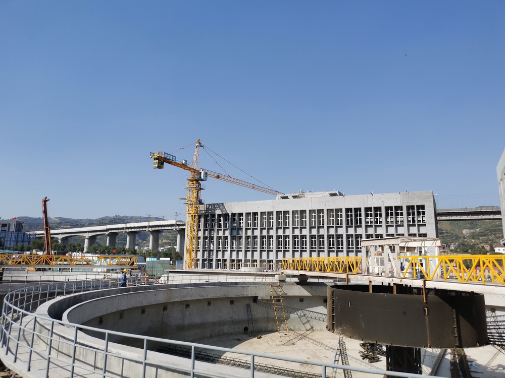 十月的磚瓦，建設(shè)的詩行