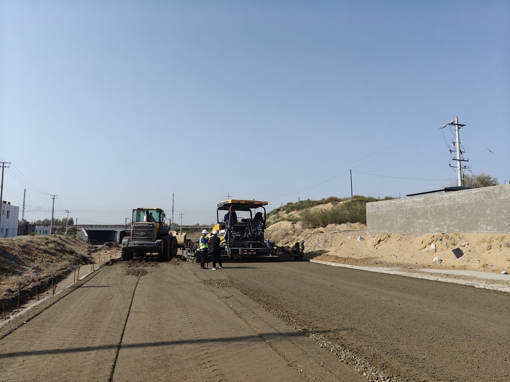 陜煤建設(shè)路橋分公司物流園區(qū)二號進場道路大干快上，吹響項目建設(shè)“沖鋒號”