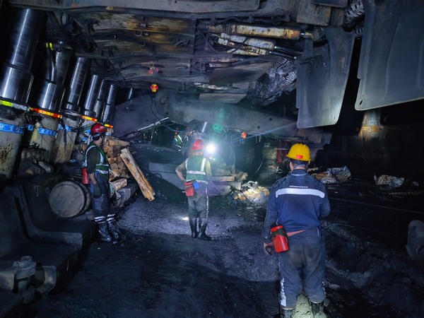 陜煤建設(shè)煤礦運營服務(wù)分公司：高效完成巴拉素煤礦2101綜采工作面設(shè)備回撤及安裝工程