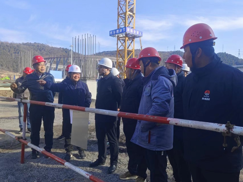 黃陵礦業(yè)集團有限責任公司副總經(jīng)理薛國華深入陜煤建設(shè)基層項目檢查指導(dǎo)